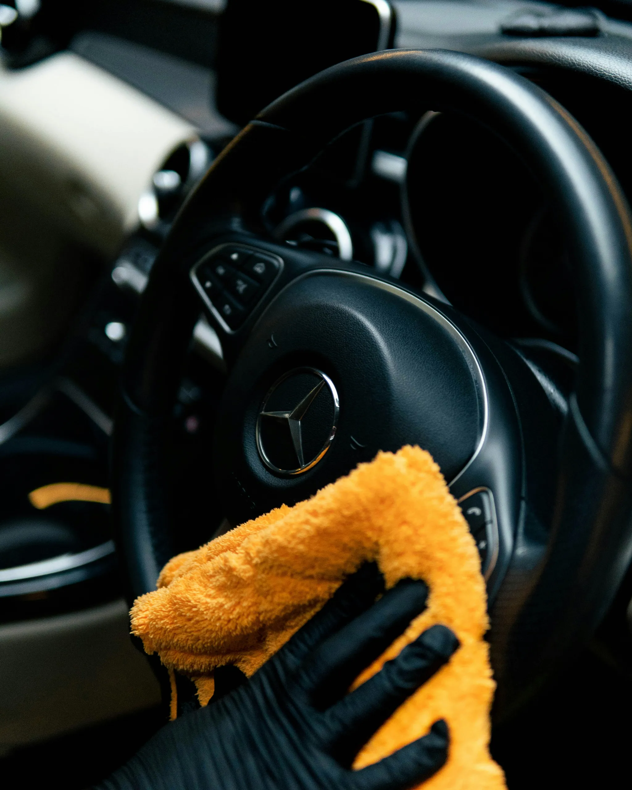 Kierownica i kokpit Volvo po detailingu wnętrza